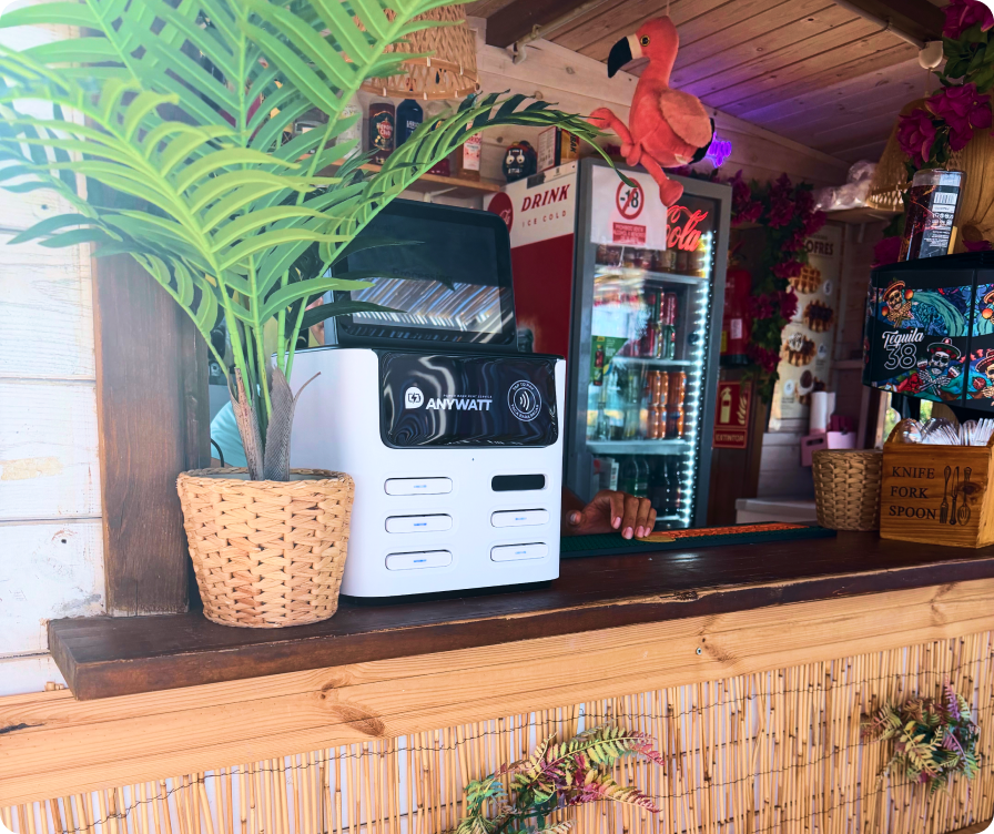 Ricaricare senza prese elettriche: perché i chiringuiti hanno bisogno di un servizio come AnyWatt
